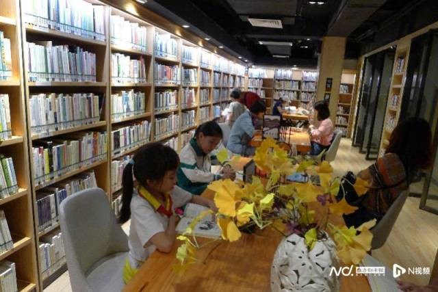 阅读在家门口。越秀区融媒体中心供图。