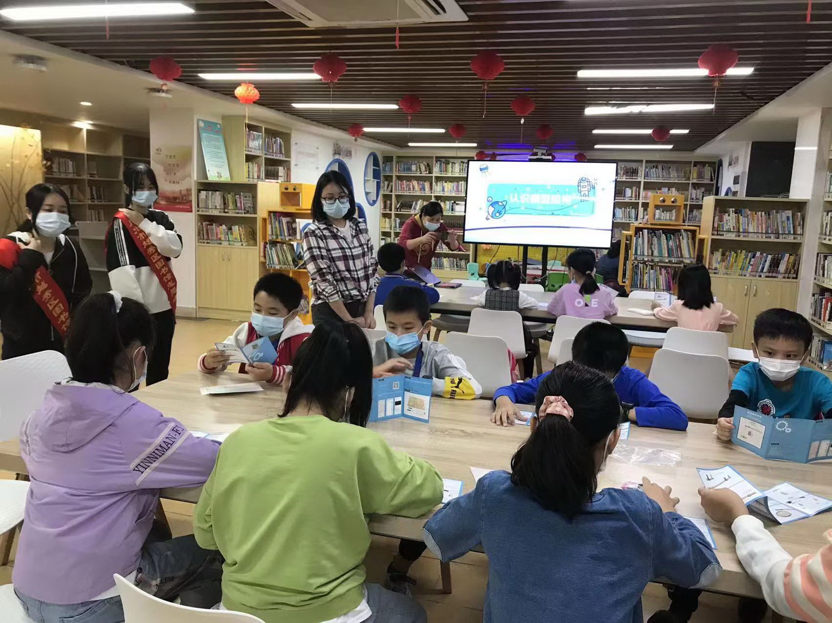 9.2越秀区图书馆在洪桥分馆开展“创客好望角”系列亲子活动2 9.2越秀区图书馆在洪桥分馆开展“创客好望角”系列亲子活动2